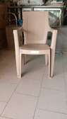 Chaise plastique beige empilable avec accoudoirs