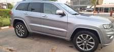 Jeep Grand Cherokee SUV argent spacieux et robuste