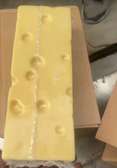 Emmental traditionnel bloc entier jaune clair à trous