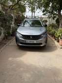 Peugeot 3008 SUV gris métallisé polyvalent