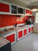 Cuisine équipée rouge et blanc avec évier inox 4 feux