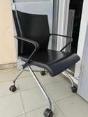 Chaise de bureau ergonomique noire avec roulettes