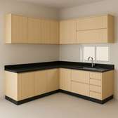 Cuisine d'angle bois clair plan noir moderne