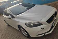 Tres porpre, Volvo break V40 / MV74L