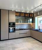Cuisine moderne équipée design épuré plan noir LED