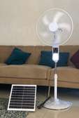 Ventilateur sur pied solaire blanc hauteur ajustable