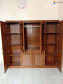 Armoire marron et blanc