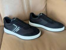 Baskets boss noires semelle blanche antidérapante
