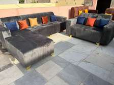 Canapé d'angle velours gris avec coussins colorés 7places