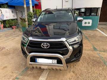 Toyota Hilux 2021 noir SUV pick-up pare-buffle