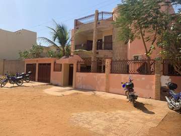 Villa R+1 à louer à thies en bordure de route