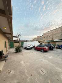 Dépôt à vendre – Maristes, emplacement stratégique (810 m²)
