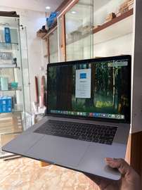 MacBook Pro 15 2018 i7 16/512