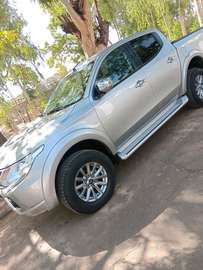 Mitsubishi L200 double cabine argent manuel