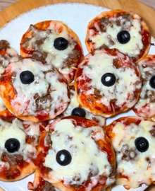 Mini pizzas fromage viande olives noires prêtes à manger