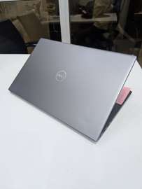 Dell Vostro 15 pouces ) i5 ) 11e ) 8g de ram ) 256