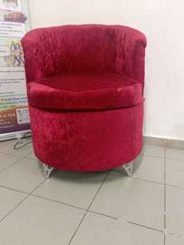 Fauteuil velours rouge compact pieds métal