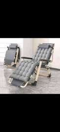 Fauteuil relax gris avec repose-pieds et coussin épais