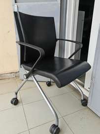 Chaise de bureau ergonomique noire avec roulettes