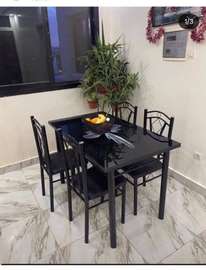 Ensemble table et 4 chaises noires design moderne