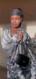 Robe longue fluide gris noir motif moderne
