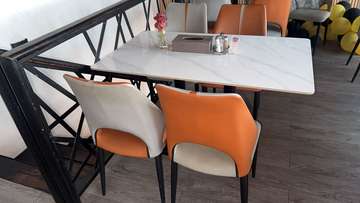 Lot de tables et chaises