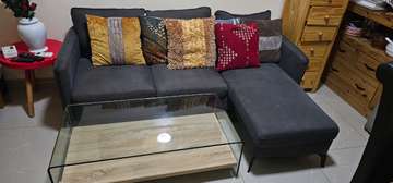 Canapé d'angle gris anthracite avec table basse