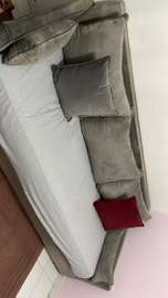 Canapé gris taupe chic et moderne à vendre