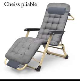 Chaise longue pliable gris avec coussin épais