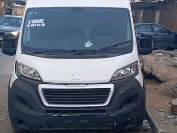 Fourgon utilitaire blanc