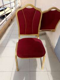 Chaise banquet rouge bordeaux dossier haut métal doré