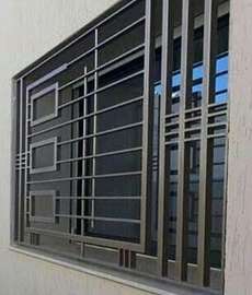 Grille fenêtre métal gris design géométrique 2024