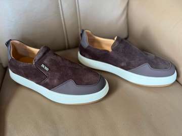 BOSS Slip-on daim marron foncé semelle blanche