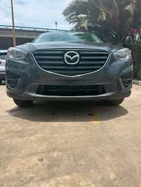 Mazda CX-5 SUV gris métallisé polyvalent