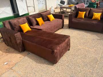 Canapé d'angle marron tissu coussins jaunes 7 places
