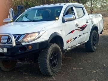 LOCATION MITSUBISHI L200 AVEC CHAUFFEUR