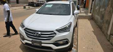 Hyundai Santa Fe SUV blanc essence spacieux