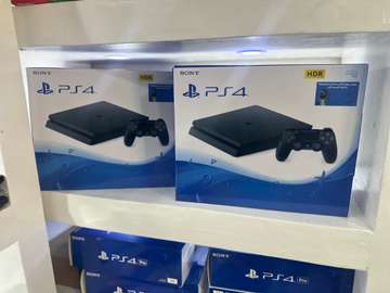 PlayStation 4 Slim neuf avec 10 jeux