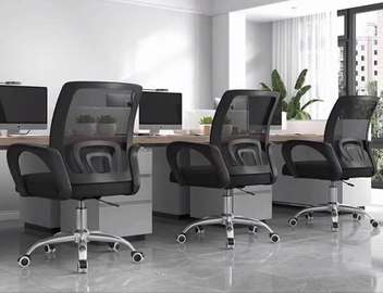 Chaise de bureau noire ergonomique réglable avec roulettes
