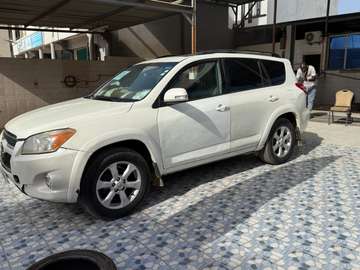 Ndiaye Maana vend un véhicule Toyota RAV4 2012