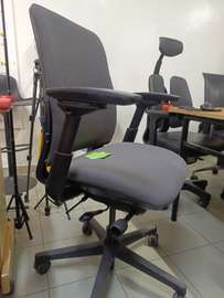 Chaise de bureau ergonomique grise avec support lombaire