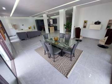À vendre à Mermoz – Superbe F4 d’angle de 230 m²