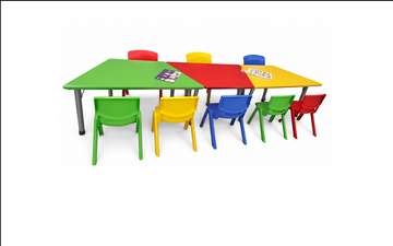 Table trapézoïdale avec 2 chaises en plastiques