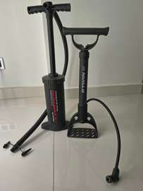 1 pompe vélo BTWIN 100 et 1 pompe INTEX Double Quick III