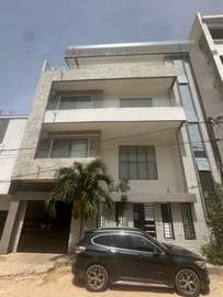 Maison moderne 3 étages avec garage et balcon