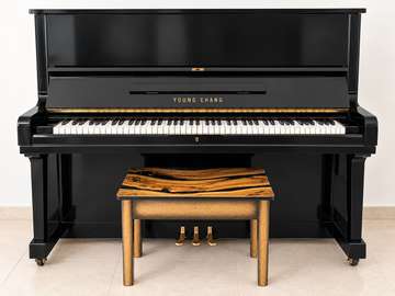 Piano droit noir brillant avec banc