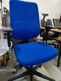 Chaise de bureau ergonomique bleu avec accoudoirs réglables