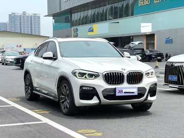 BMW X4 SUV blanc puissant et élégant