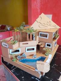 Mini maison en carton avec piscine
