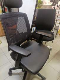 Chaise de bureau ergonomique noir avec accoudoirs réglables
